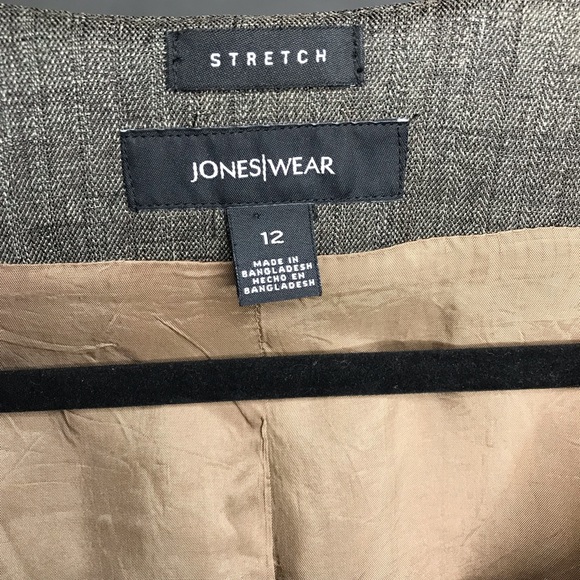 Jones wear size 12 stretch brown 
4 button blazer 
Made in Bangladesh - Picture 3 of 6
